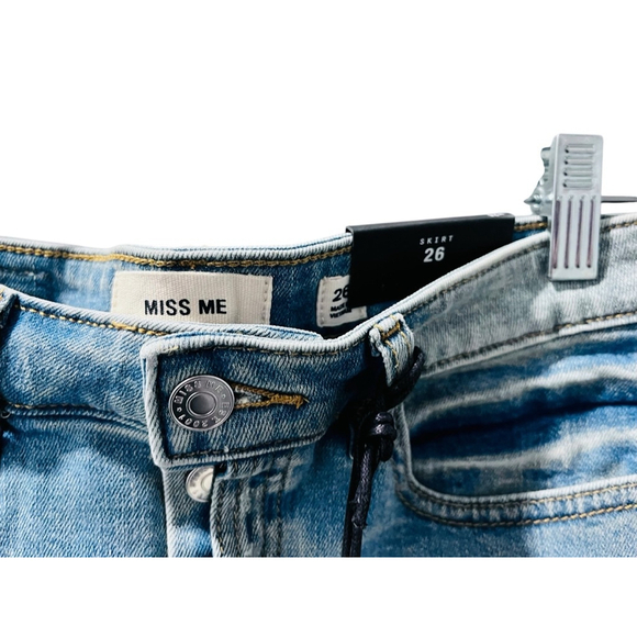Miss Me NWT Med Wash Blue Denim Jean Skirt Size 26 Mini Button Fly Fray Hem - Picture 4 of 6